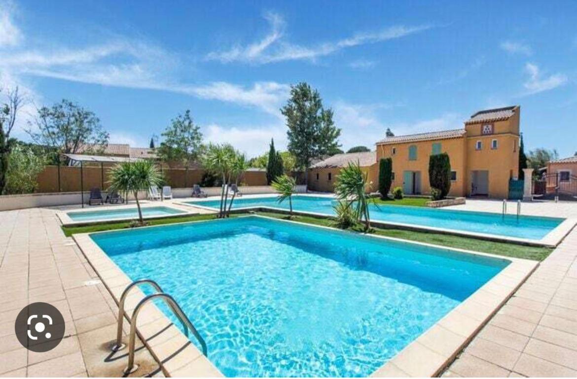 Casa vacanze Maison De Dans Résidence Avec Piscine Arles